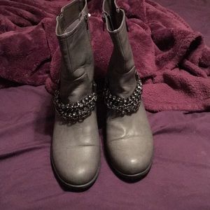 Gray ankle boots with chain and rhinestones